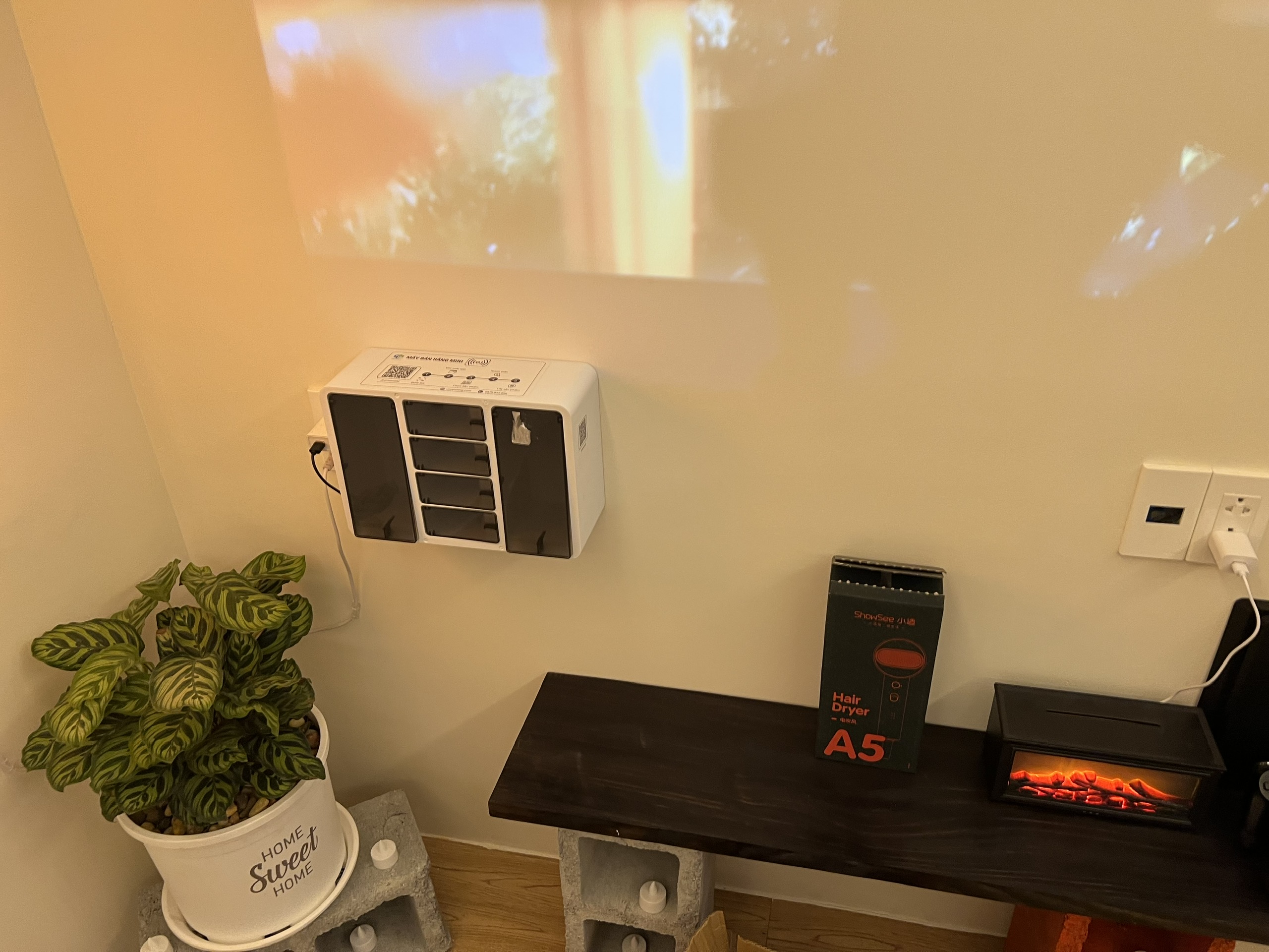 Máy được lắp đặt với tone màu xanh mồi mẻ